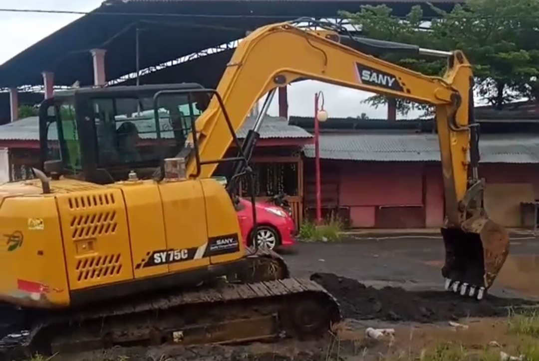 Dikeluhkan Warga, Jalan Tombatu yang Terendam Air cukup dalam langsung Dipulihkan Fredi Tuda