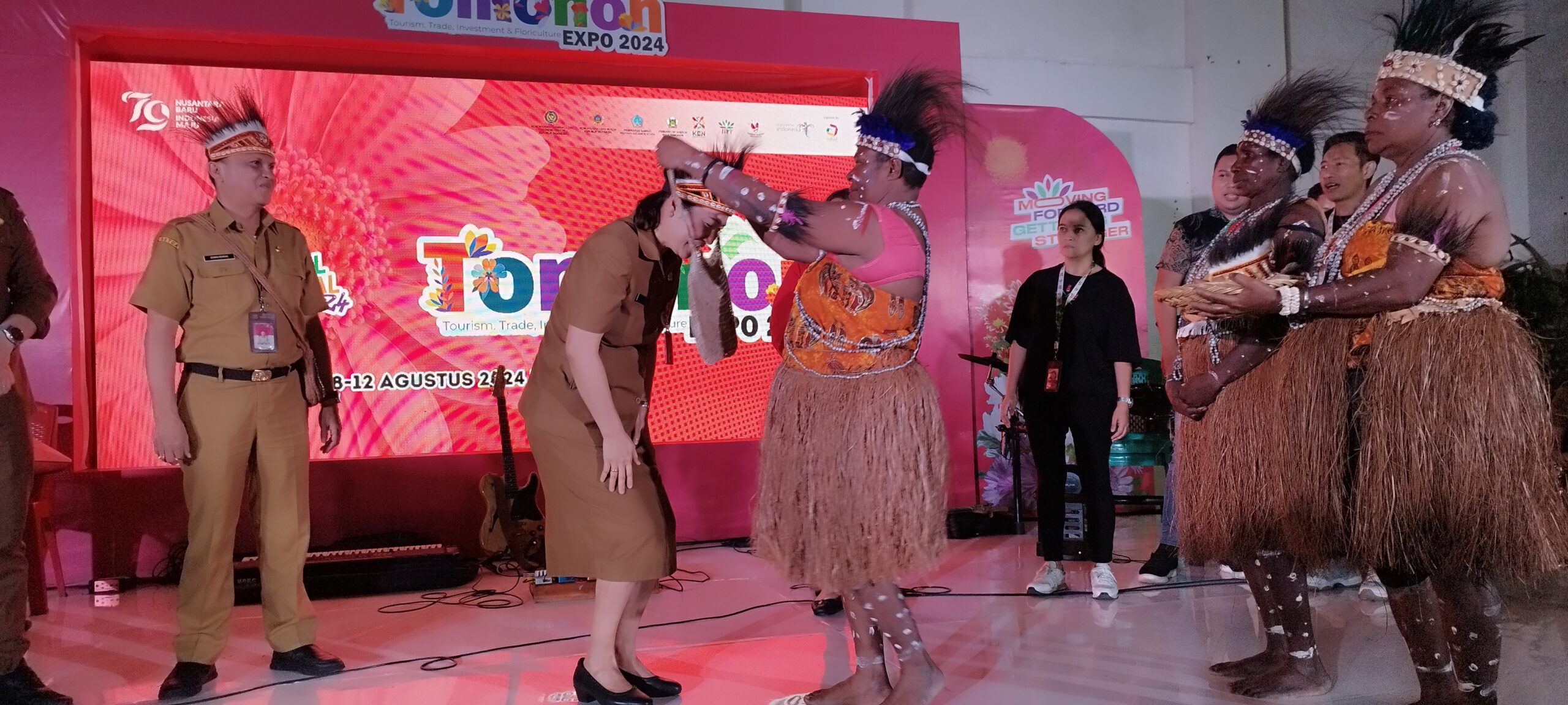 Bunda Syanet Apresiasi Budaya Kabupaten Nawaripi Papua Tengah saat Tampil di Pameran TIFF 2024