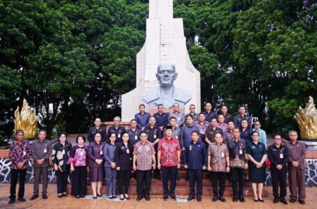 Jelang HUT ke-60 Provinsi Sulut, Bupati Minahasa Dampingi Wakil Gubernur Ziarah ke Makam Mantan Gubernur G.S.S.J. Ratulangi