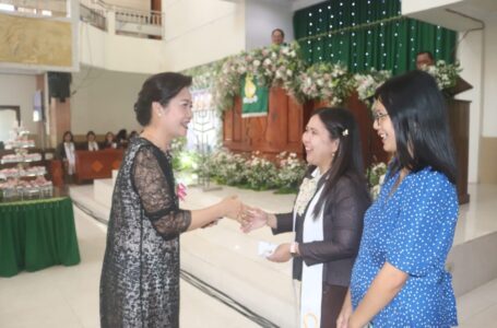 Hadiri HUT GMIM Baitani Matani ke 177 Tahun, Bunda Syanet Salurkan Bantuan ke Ibu Ibu Hamil