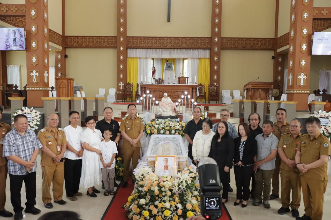 Turut Berdukacita, Wali Kota Tomohon Melayat ke Alm Ps Kornelius Ciprianus Motoh